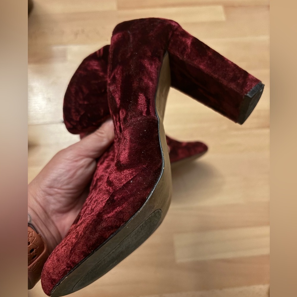 Faux Suede Taupe Block Heel 3” Booties Size 9 Burgundy Red GNO - Picture 7 of 8